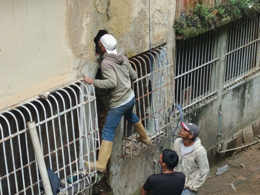 Reparan tuberías de aguas servidas y potable