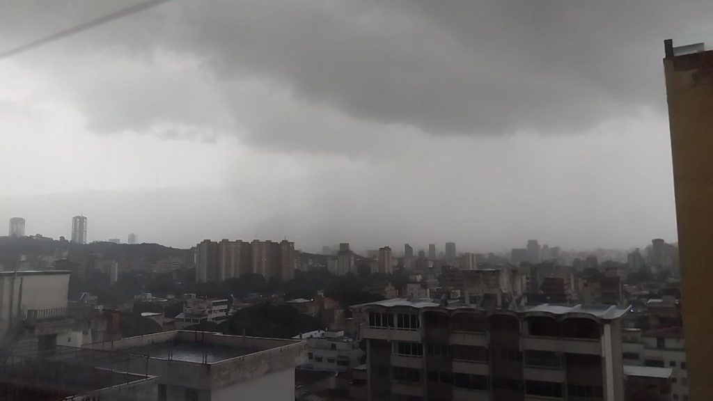 Lluvias y descargas eléctricas para este jueves