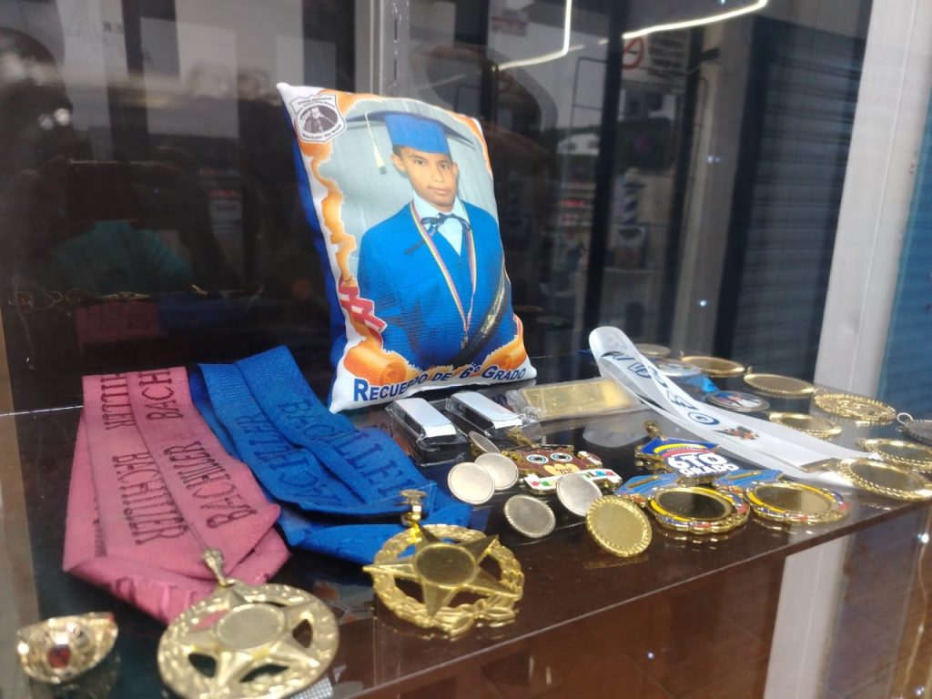 Vendedores de paquetes de graduación temen quedar en el aire