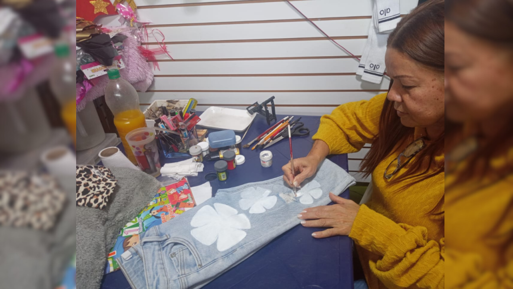 Personalizan prendas de vestir en mercado El Paso