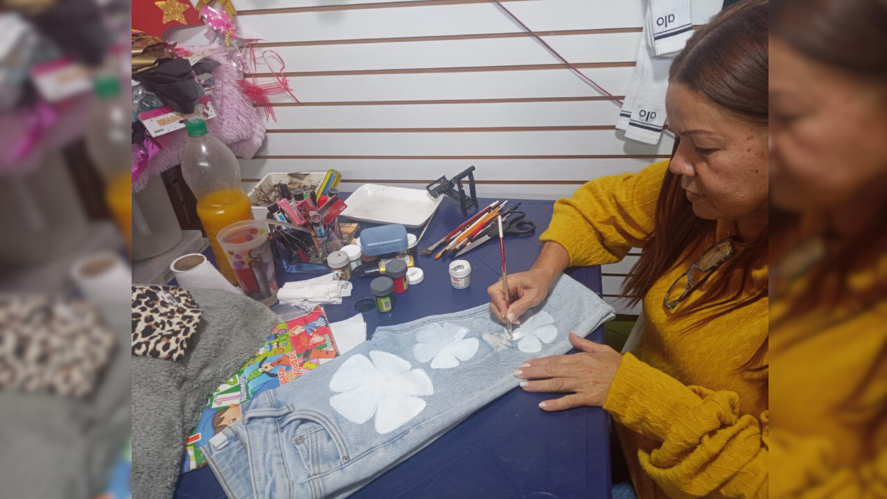 Personalizan prendas de vestir en mercado El Paso