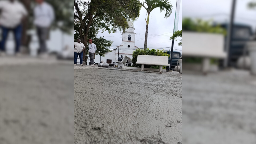Adelantan reparaciones en la plaza Bolívar de Carrizal