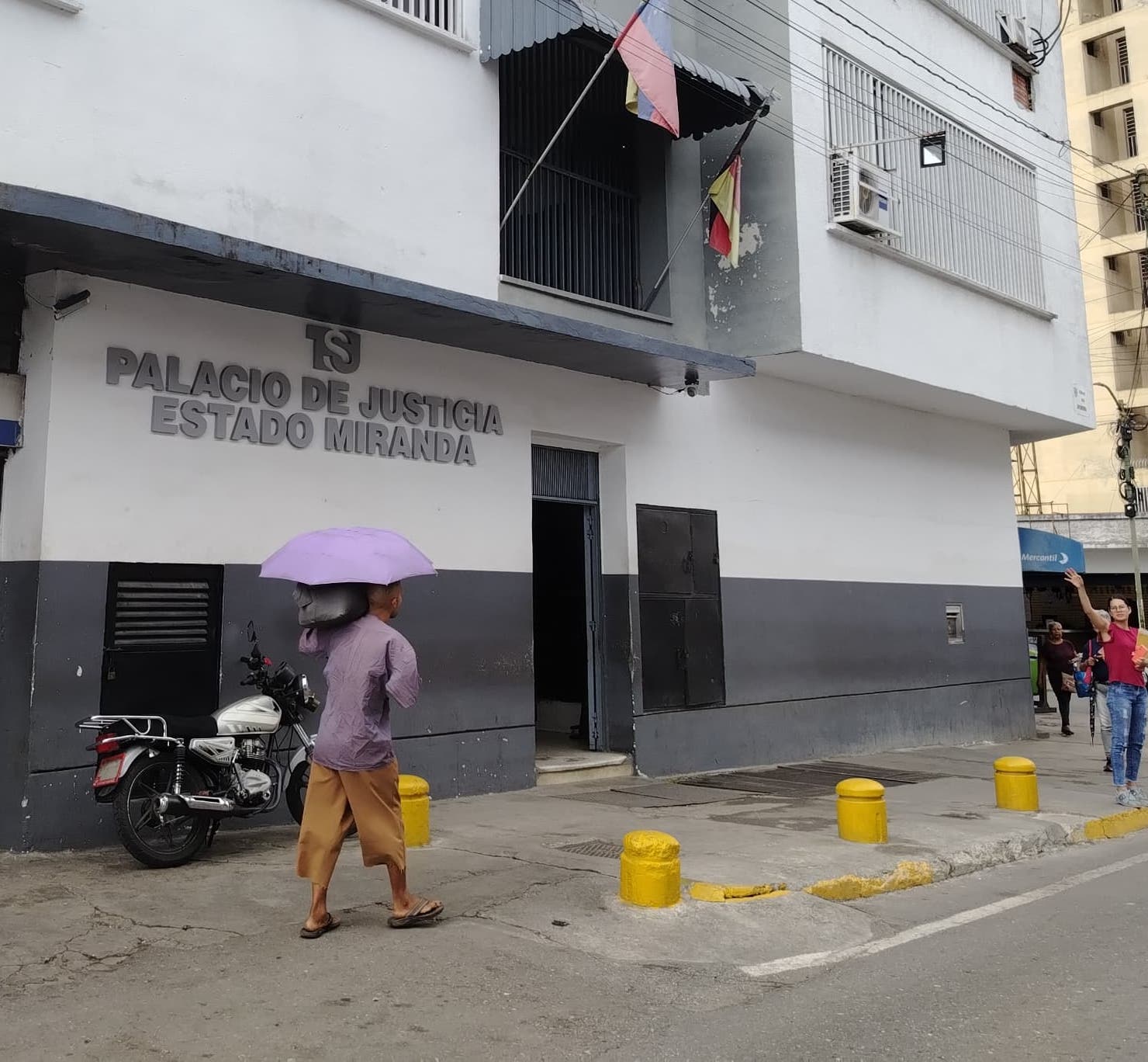 Tres privados de libertad por el hurto de una moto