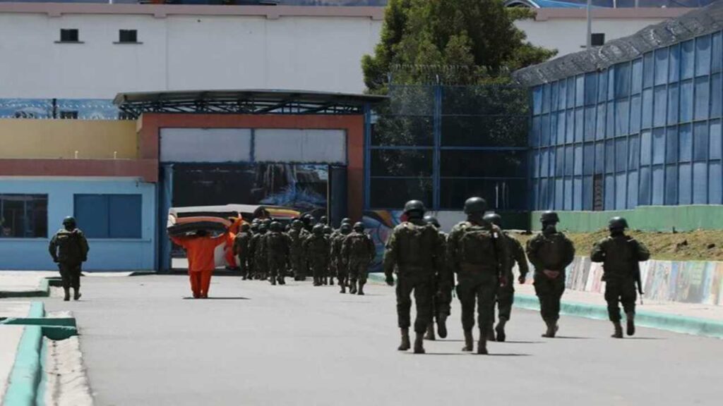 Ecuador inicia deportación de cientos de presos a Colombia