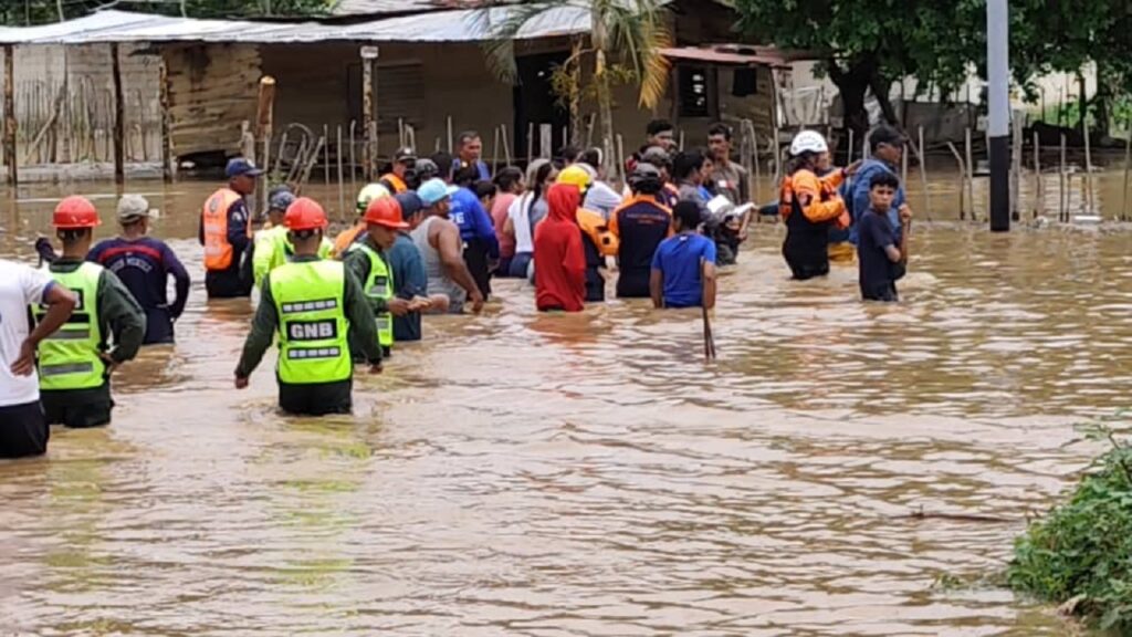 Evacúan a varias familias por inundaciones en Yaracuy