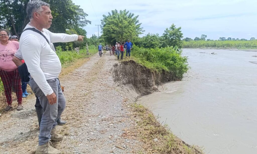 Temen quedar incomunicados por crecida de río en Mérida