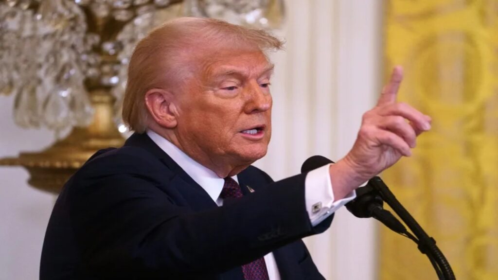 Trump amenaza a Rusia con aranceles del 100 %