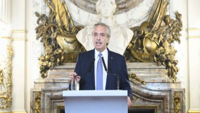 Prohíben salida del país al expresidente Alberto Fernández