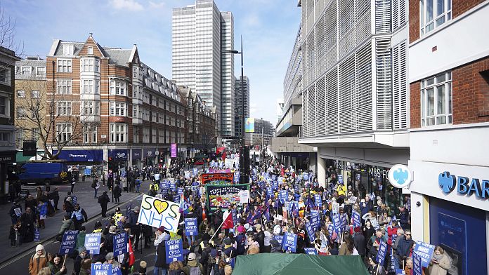 Miles de médicos residentes van a la huelga en Inglaterra