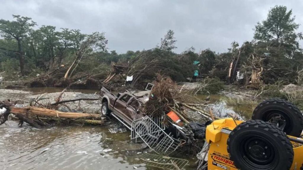 Más de cien desaparecidos tras las inundaciones en Texas