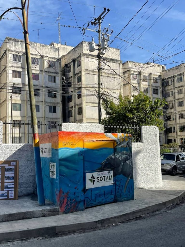 Estrenan cuarto de aseo y acera en La Cascarita