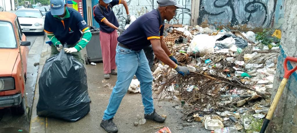 Retiran basura de la Miranda