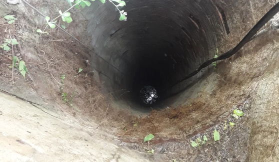 Rescatan a joven que cayó en un pozo de 20 metros