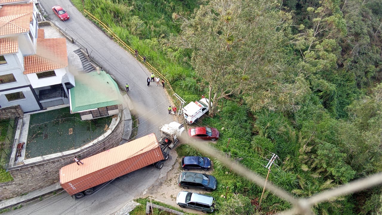 Gandola arrastró cableado de internet