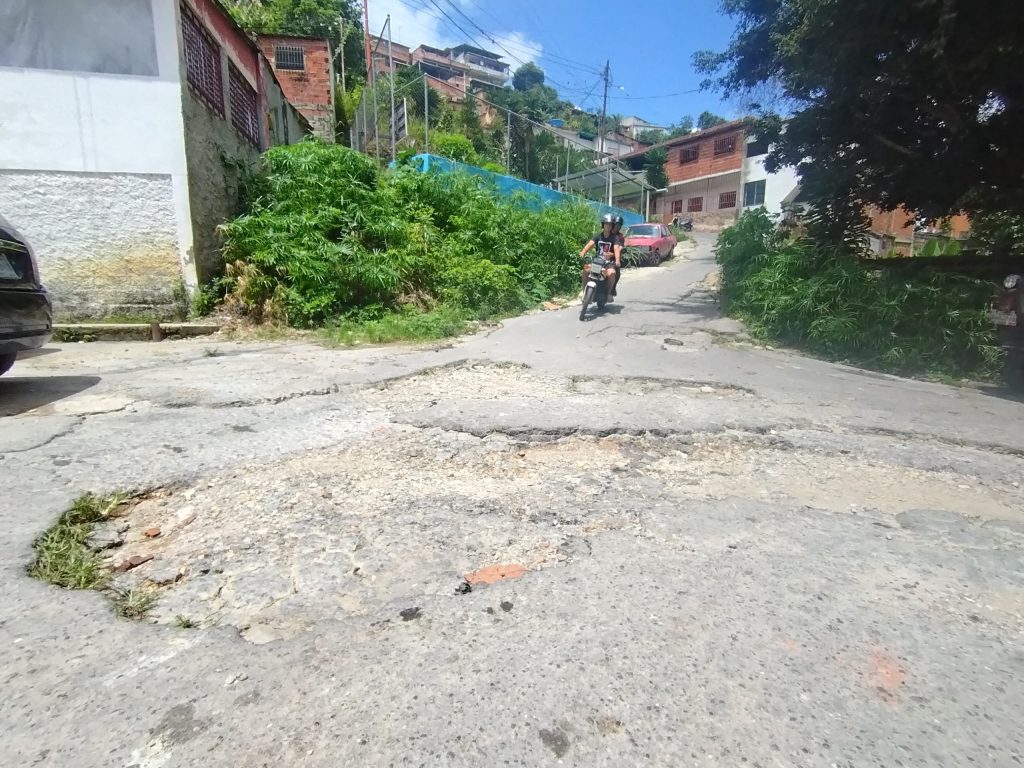Reclaman asfaltado para calle La Revolución