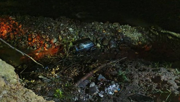 Rescatan de precipicio a dos heridos en accidente vial
