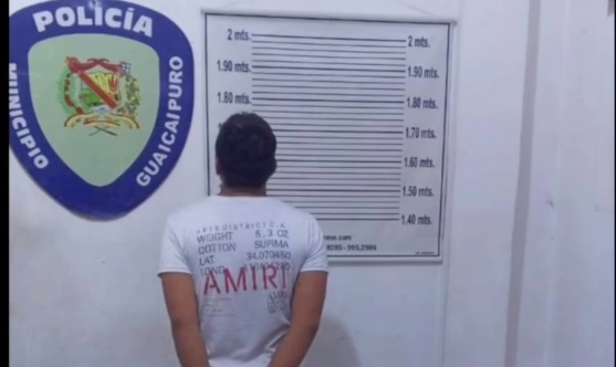 Hombre es pillado por cámaras atacando a su pareja