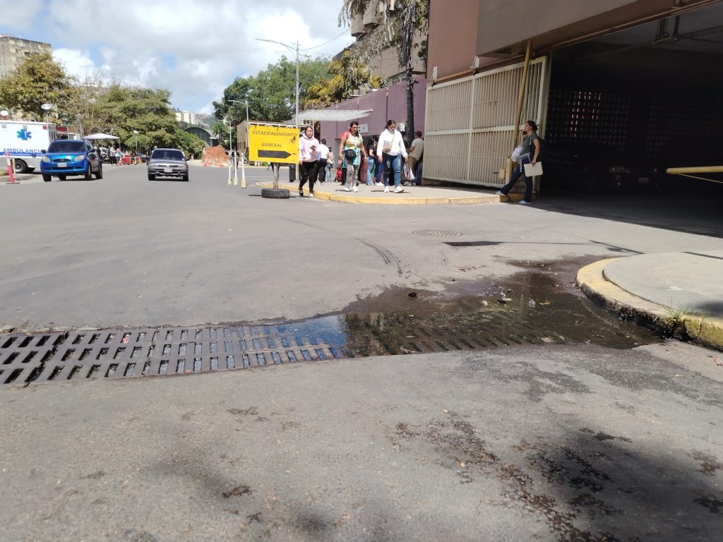 Colapsa alcantarilla en la entrada del HVS