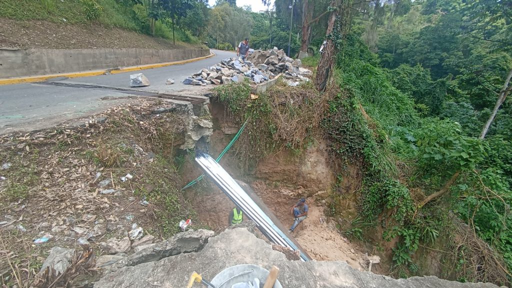 Construyen muro para corregir falla de borde
