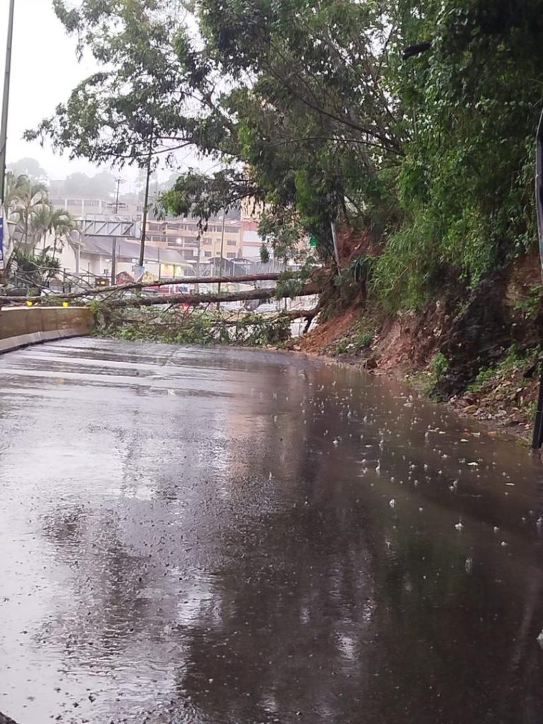Caos vial en los Altos por las lluvias
