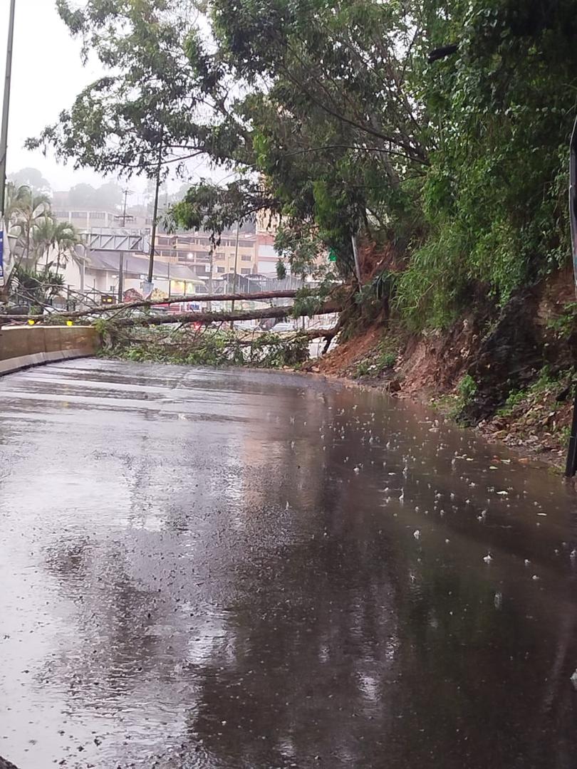 Caos vial en los Altos por las lluvias