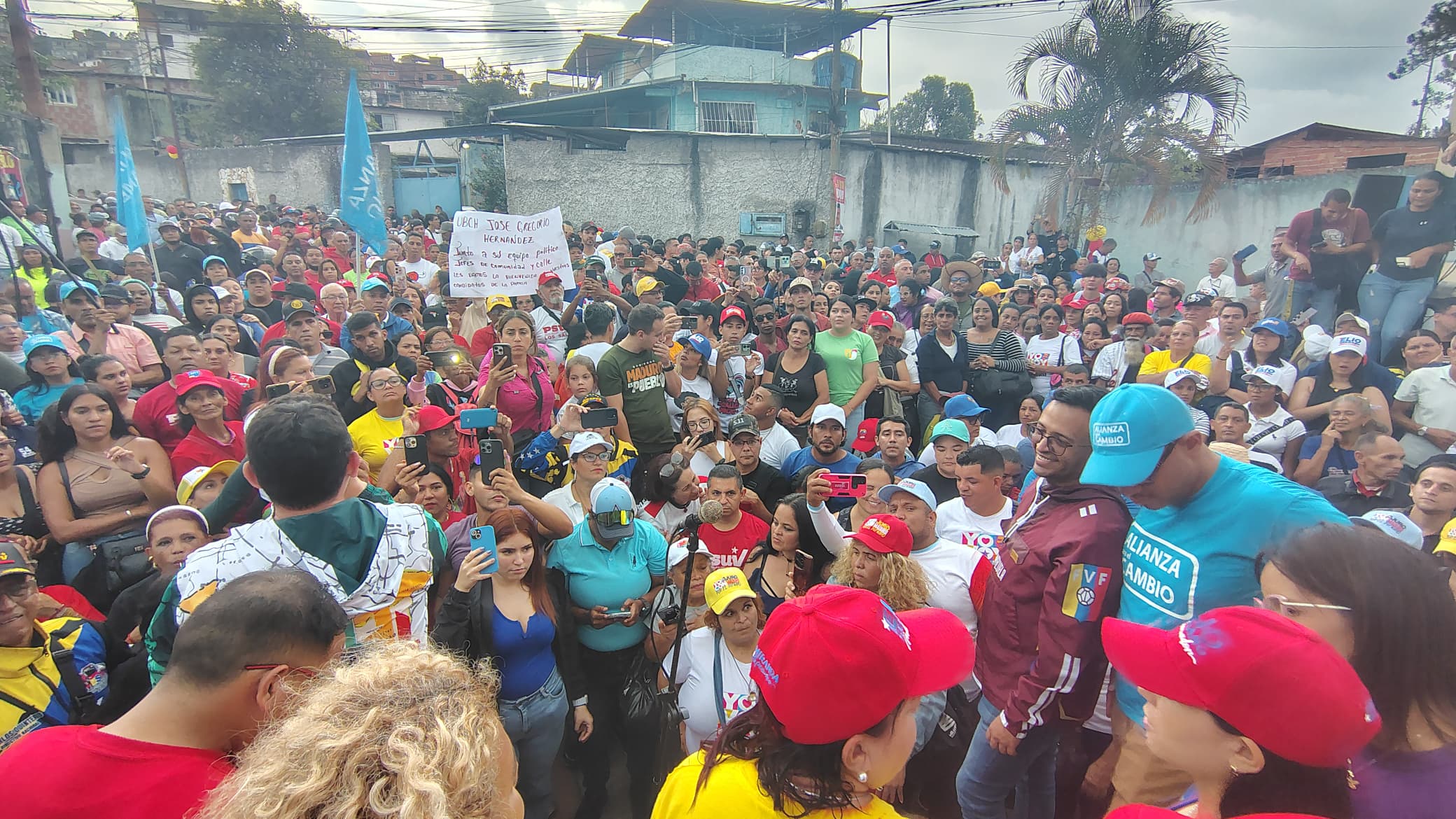 Con caminatas y casa por casa candidatos arrancan la campaña