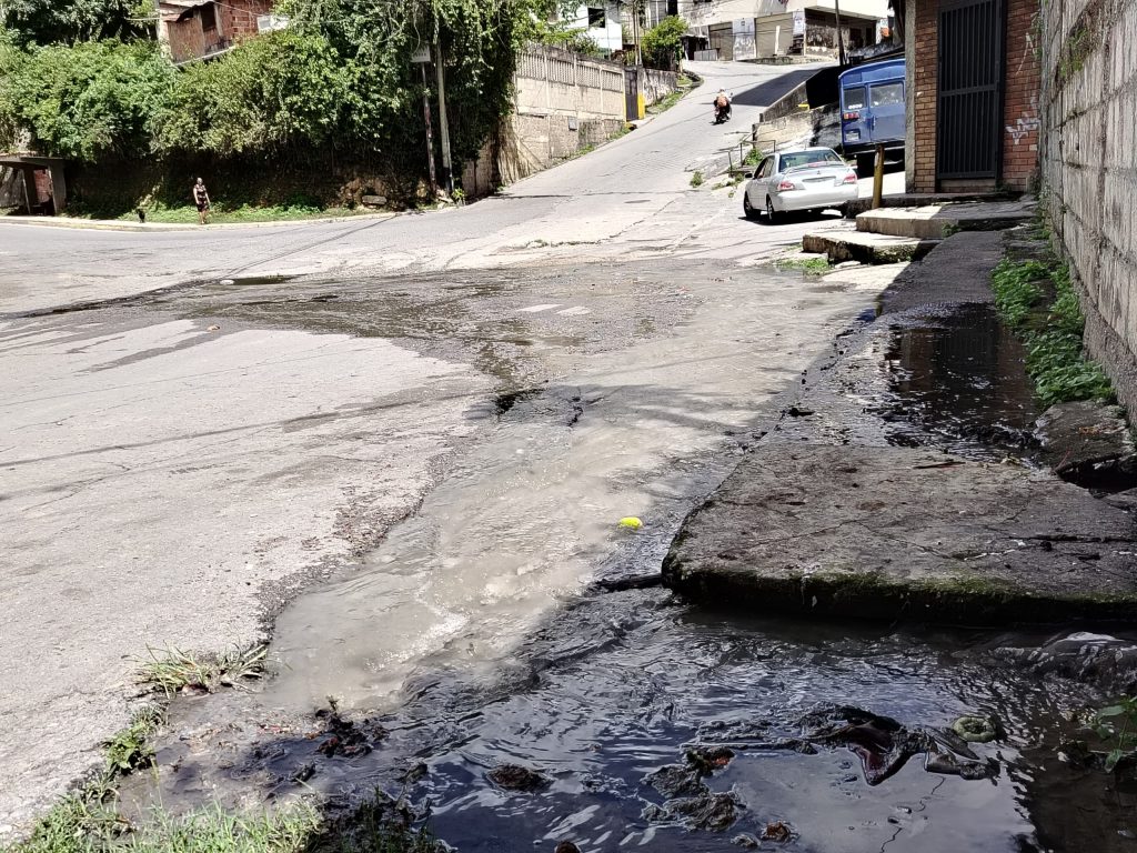 Se quejan por constante bote de agua