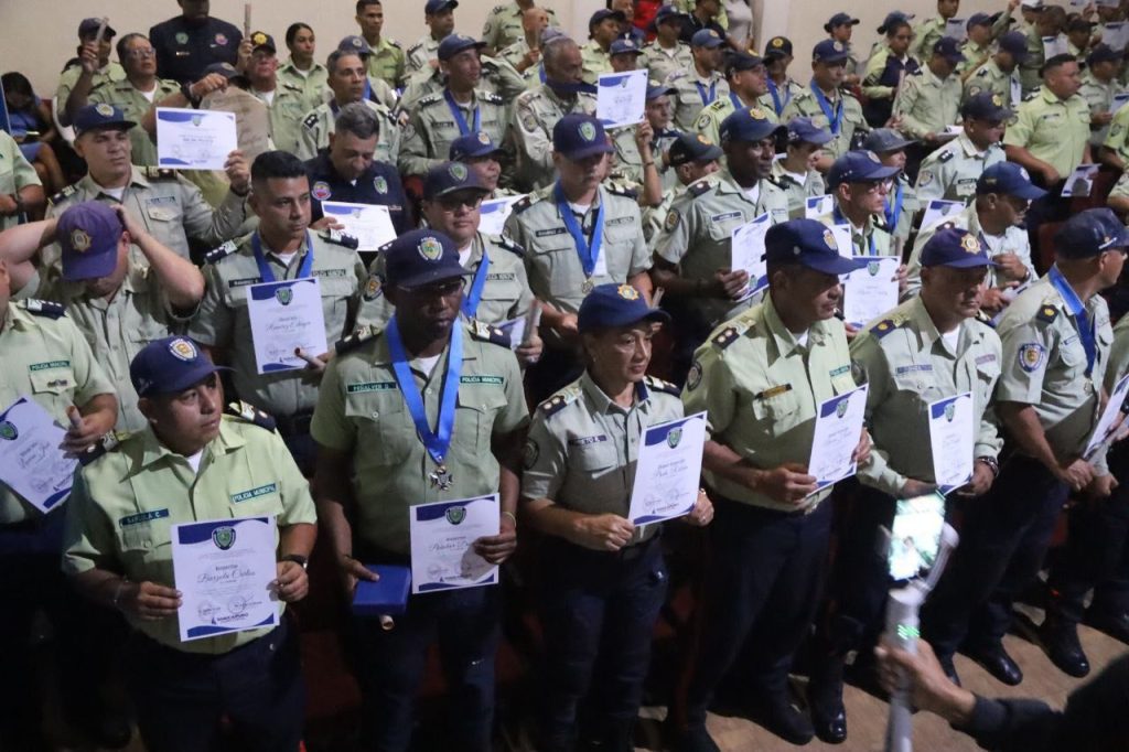 Ascienden a 56 oficiales de Poliguaicaipuro