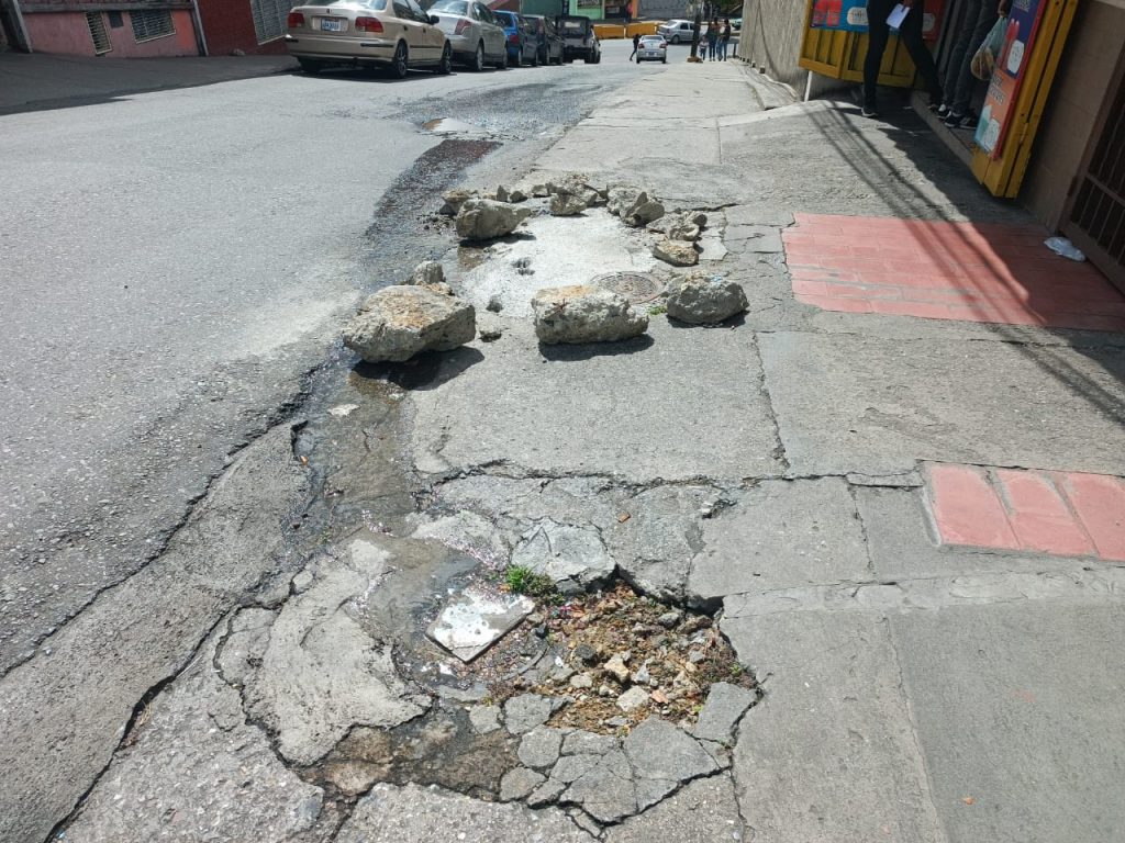 Reparan bote de aguas blancas en la calle Piar
