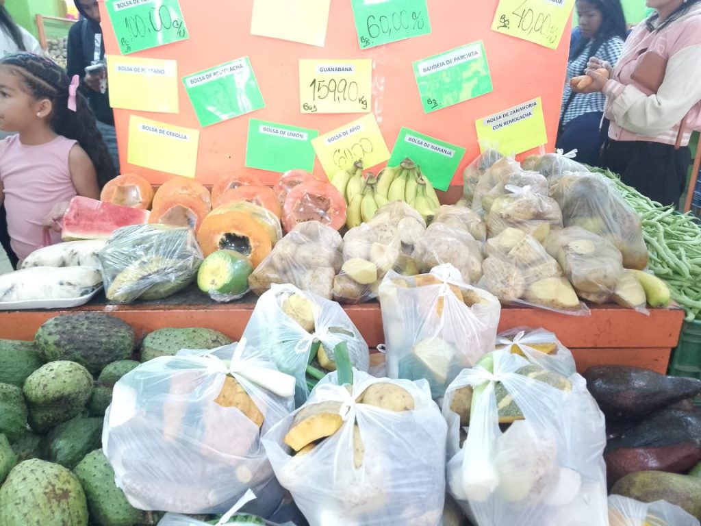 Fruterías se ingenian y ofrecen bolsas solidarias