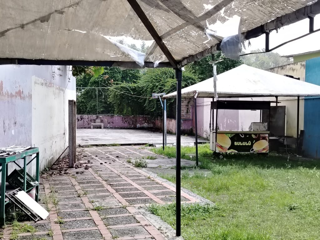 Piden rescatar cancha tomada por comerciantes
