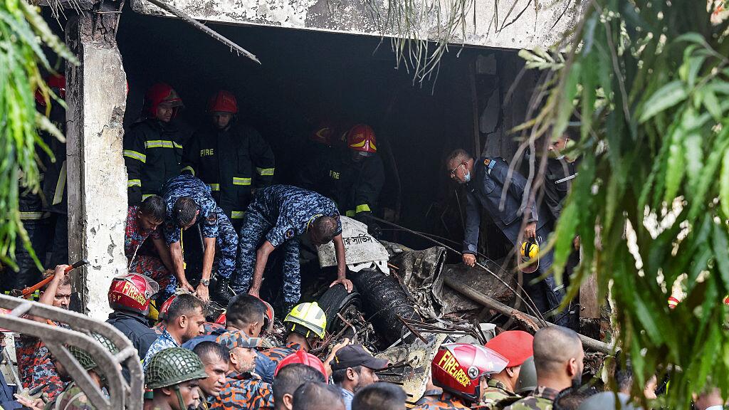 Al menos 20 personas mueren tras accidente de avión en Bangladesh