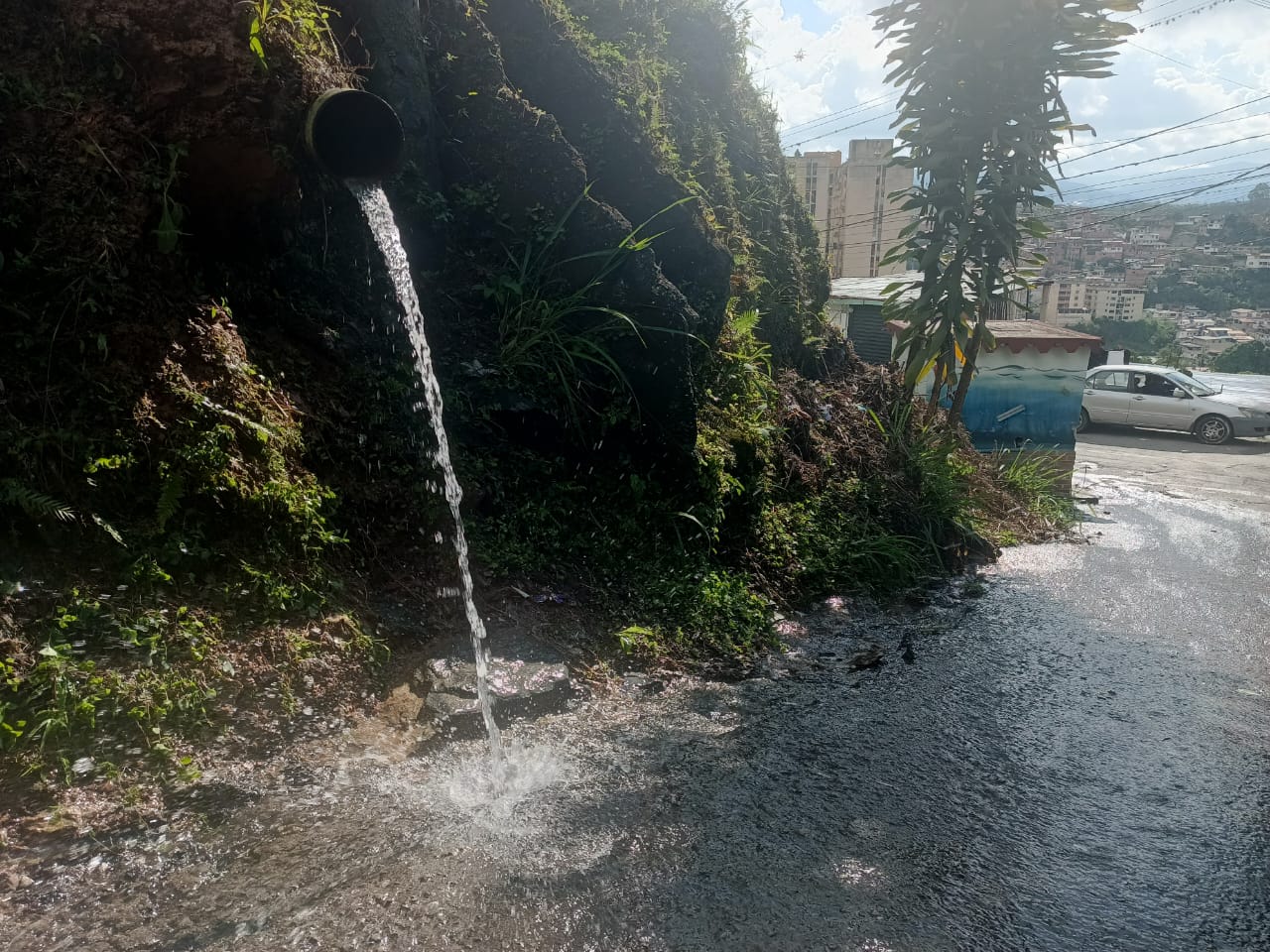 Alertan sobre fuga de agua en El Panadero