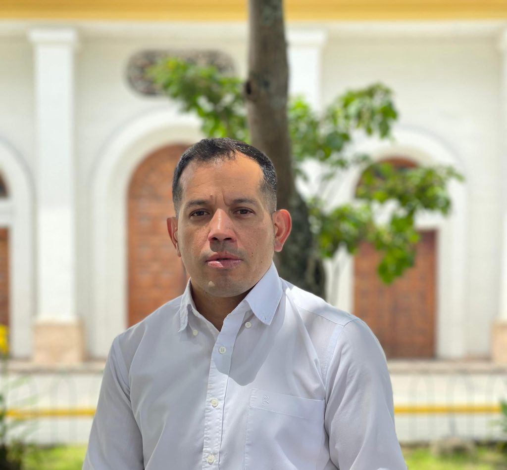 Azuarta propone modernizar el sistema tributario