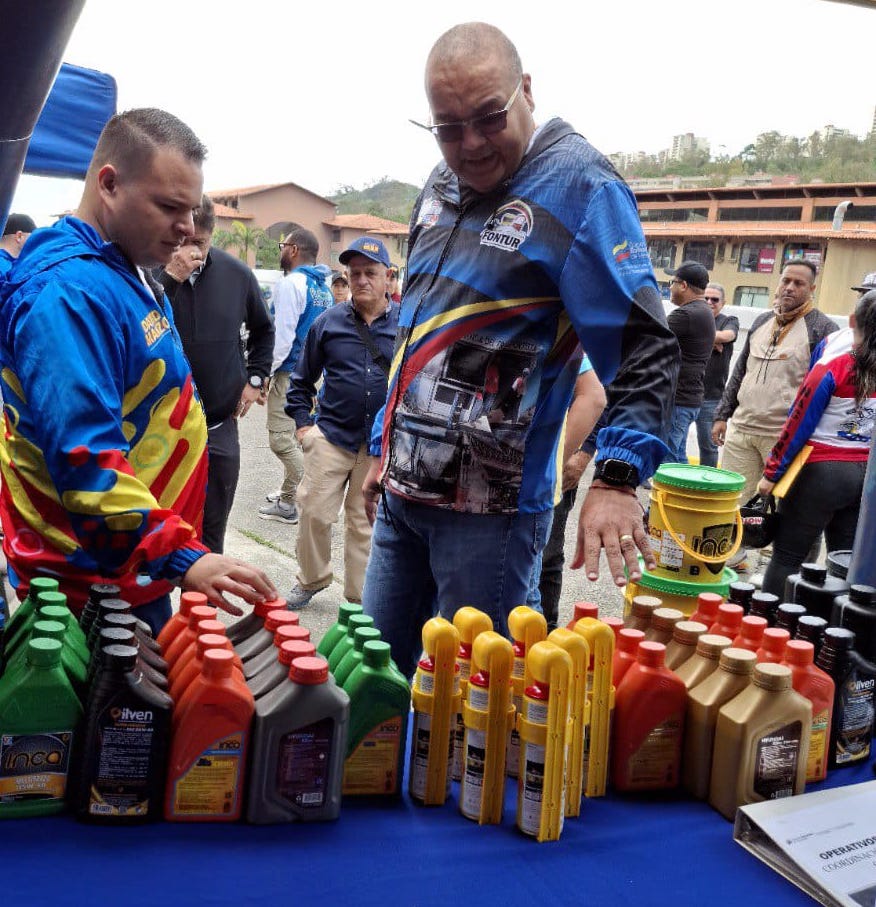 Manzo asiste a entrega de insumos a transportistas