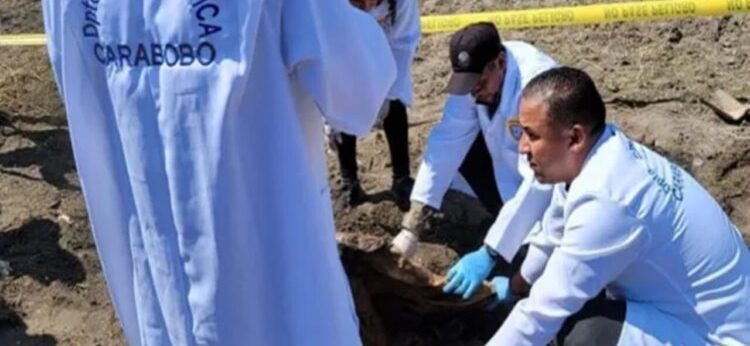Hallan fosas clandestinas con restos humanos