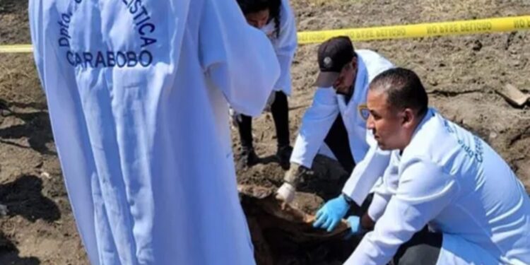 Hallan fosas clandestinas  con restos humanos