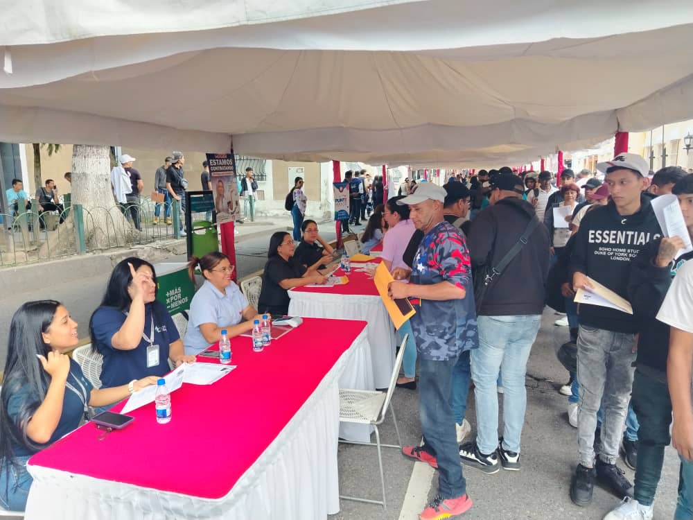 2.500 desempleados consignan sus currículos
