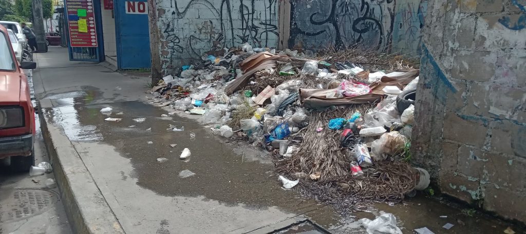 Tres vertederos improvisados en la avenida Miranda