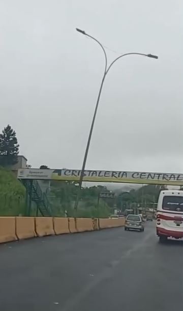 Poste inclinado causa zozobra en la Panamericana