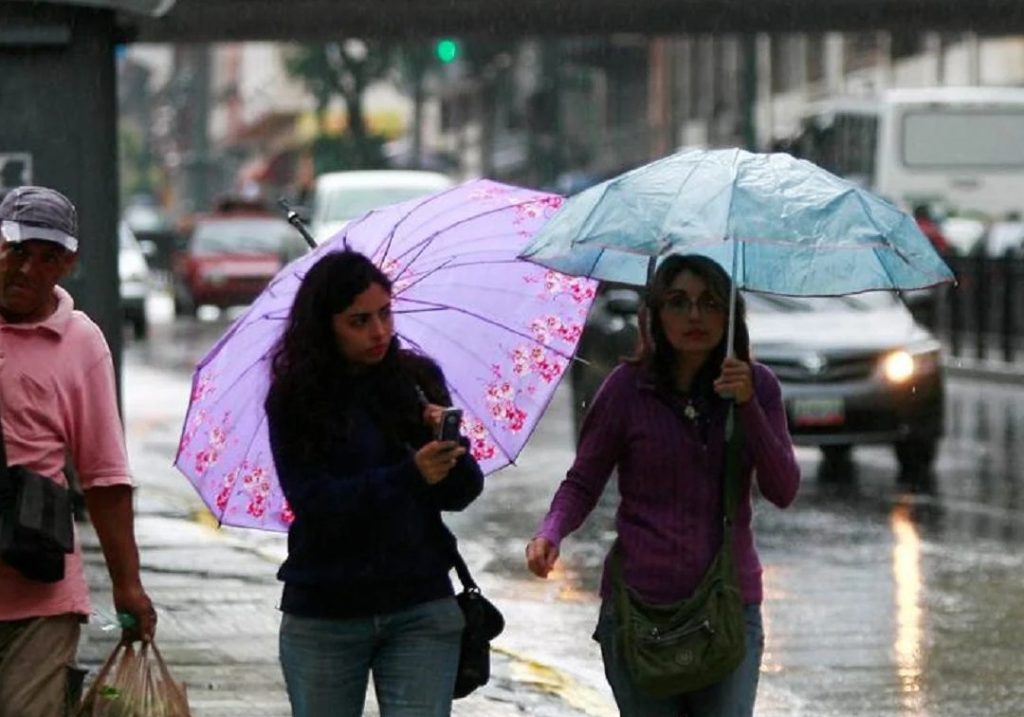 Prevén lluvias con descargas eléctricas en al menos nueve estados