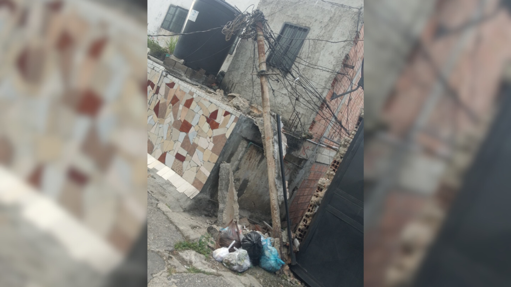 Un camión de pollos derribó un poste en Barrio Miranda