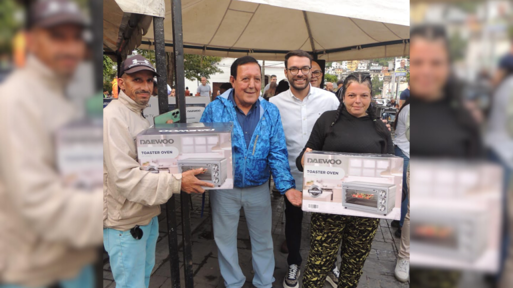Rodríguez premió a ganadores de bingo