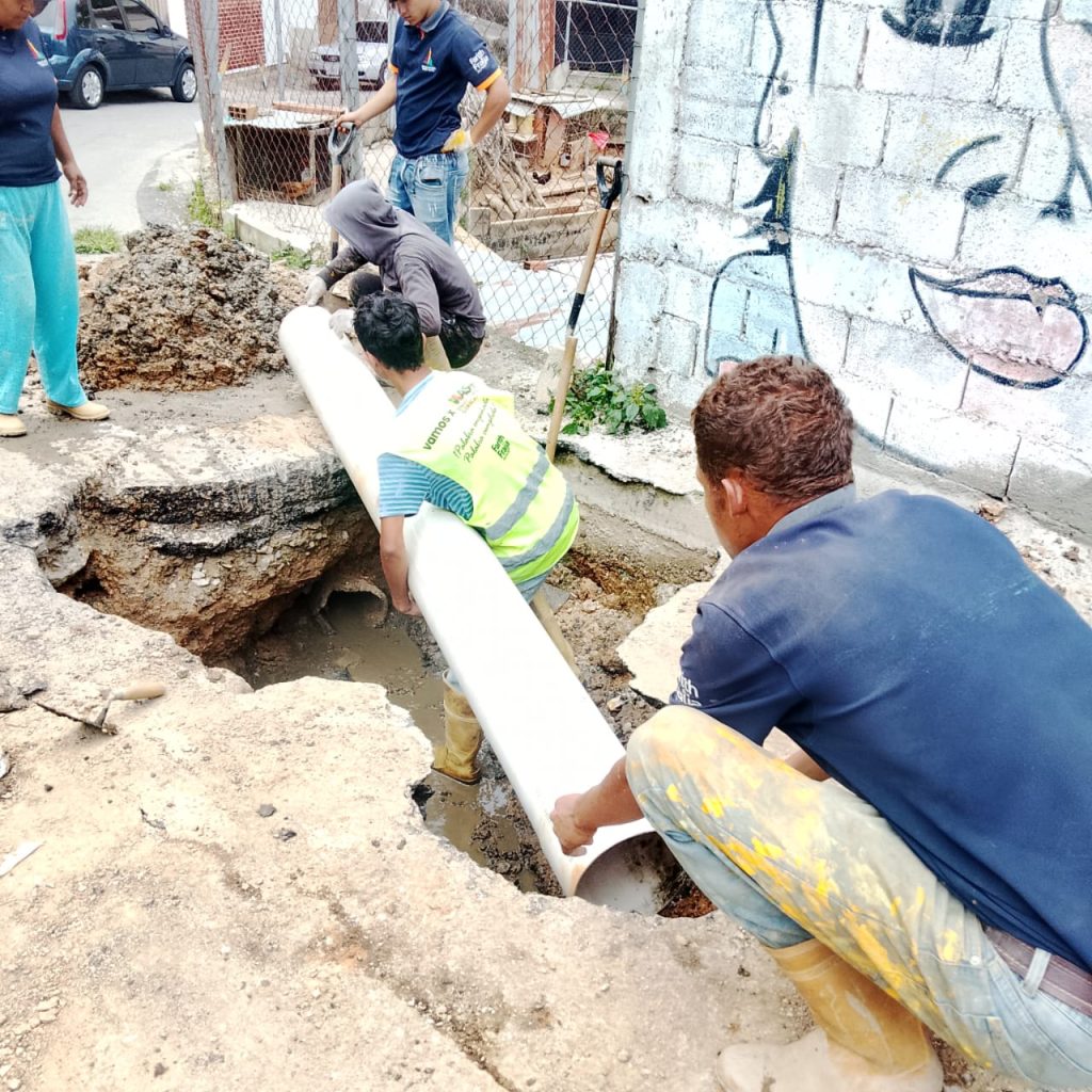 Reparan tuberías de aguas servidas en La Matica