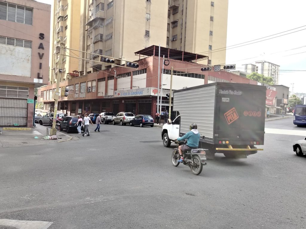 Reportan fallas en semáforos