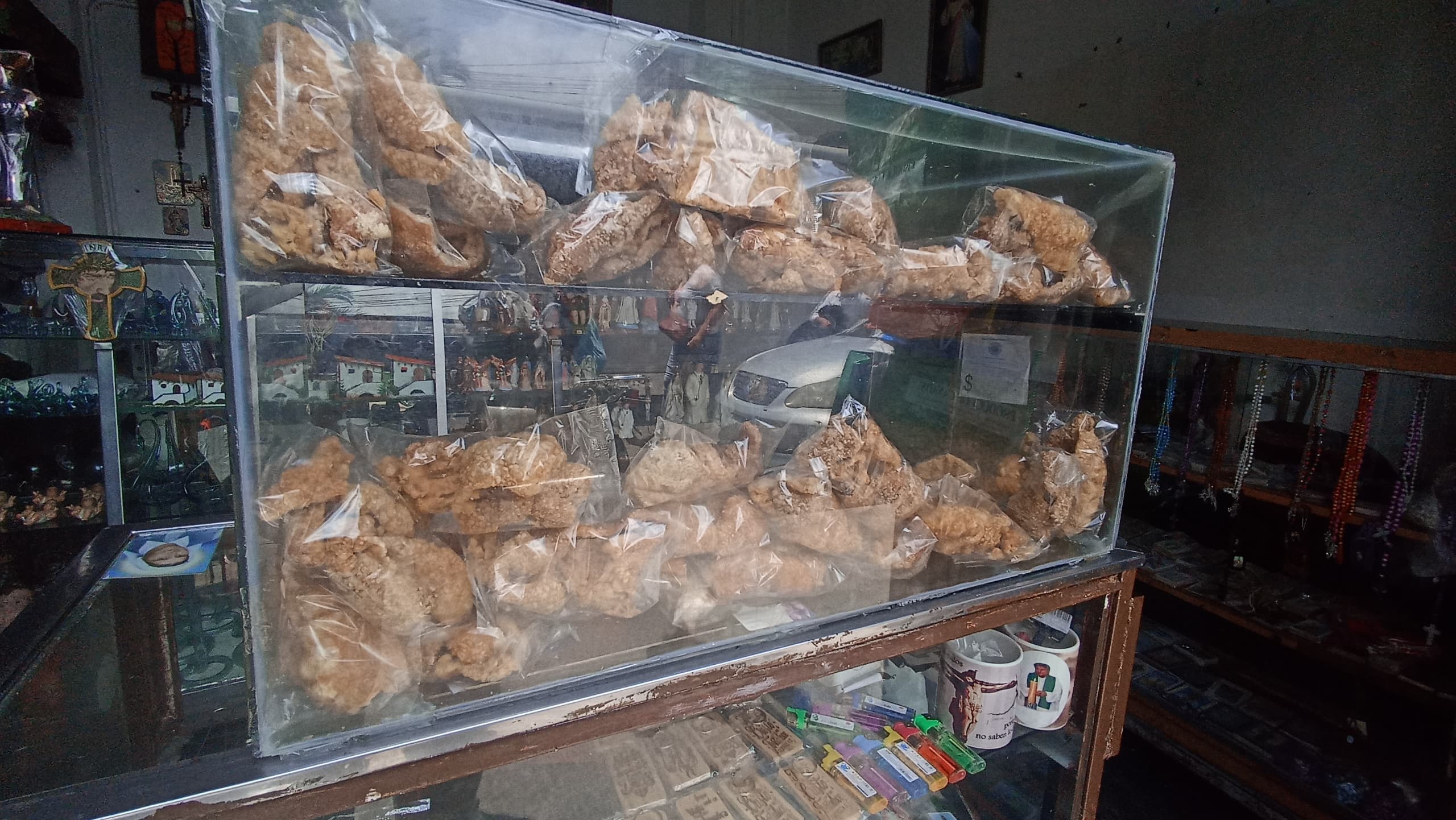 Con ventas de chicharrón y escapularios mantienen comedor parroquial
