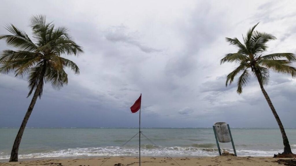 Huracán Erin amenaza con marejadas a Bahamas y Carolina del Norte