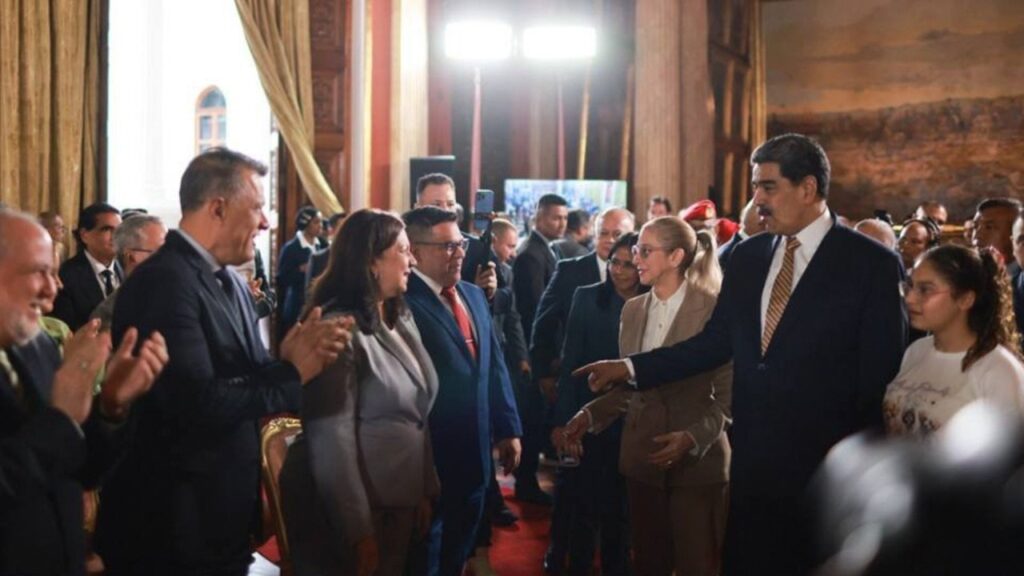 Maduro llama a la unidad nacional