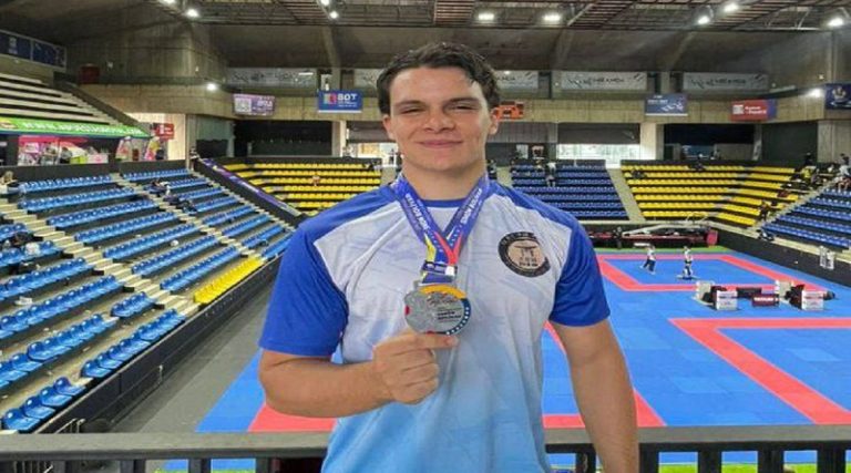 Hakim Ariza se alza con medalla de plata en Kata