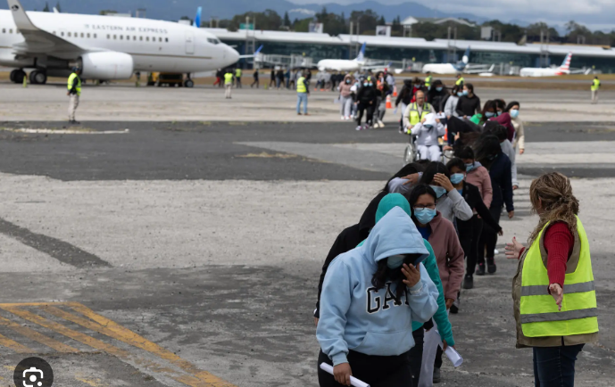 Una juez bloquea las “deportaciones aceleradas” de Trump